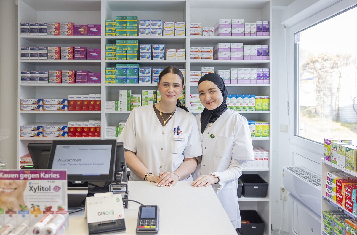Bild 2_Theresien Apotheke eröffnet temporären Standort auf der EUROPARK Piazza_c_Eva trifft
