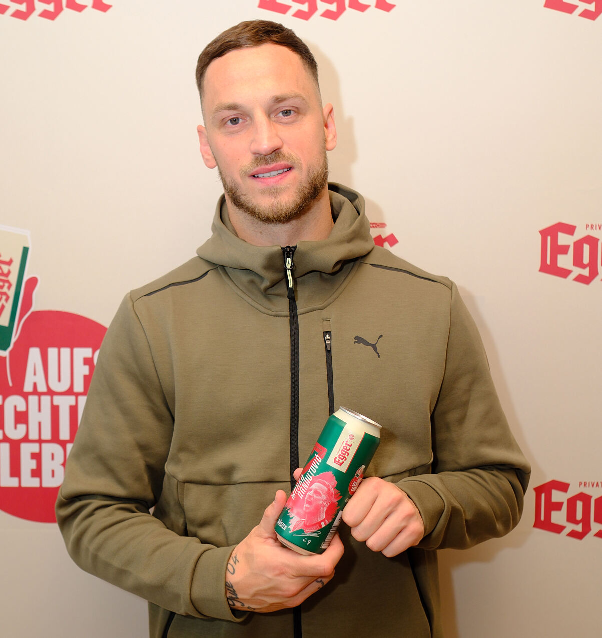 Marko Arnautovic mit Limited Edition_c_Privatbrauerei Egger