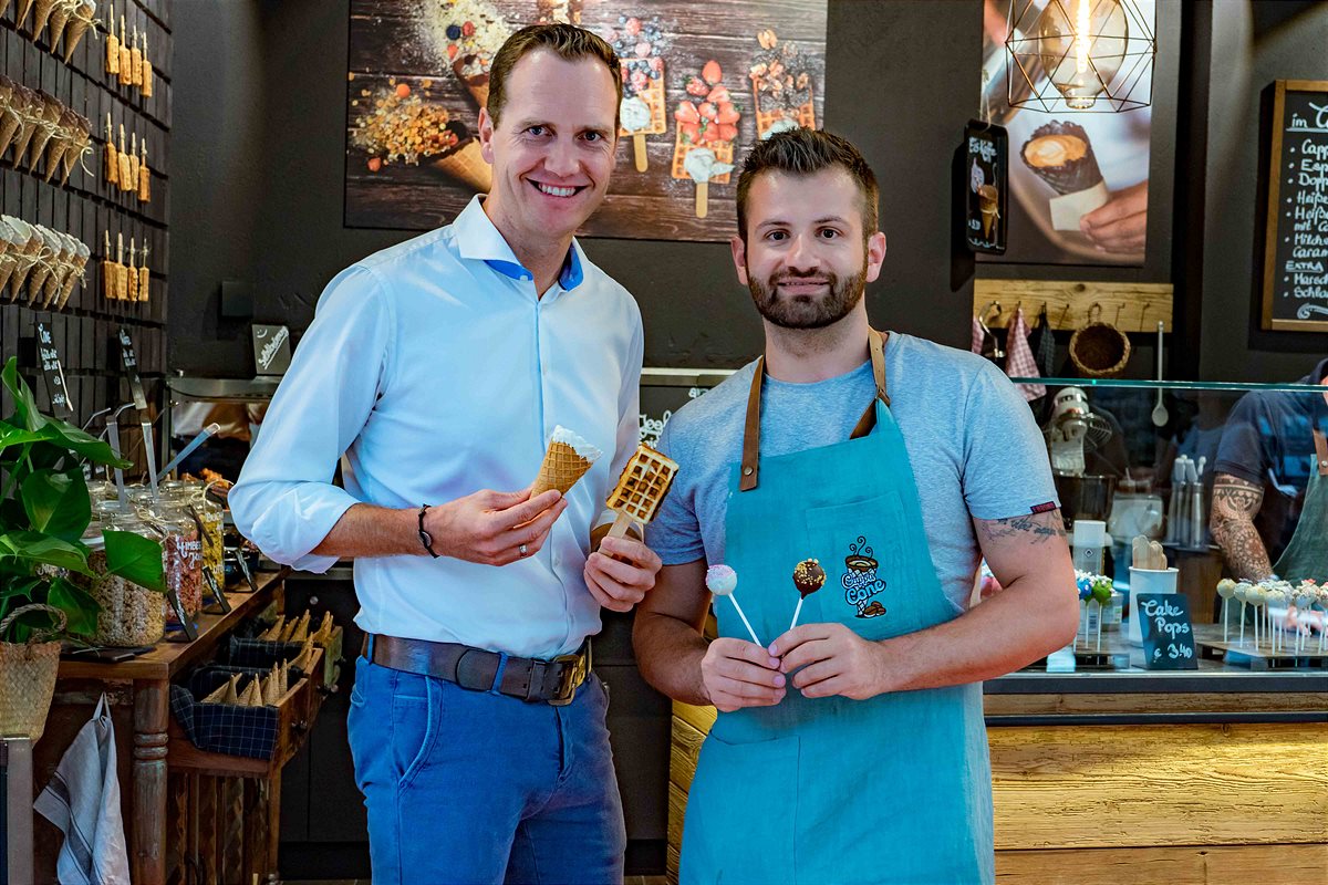 EUROPARK-Center-Manager Manuel Mayer mit CappuCone-Inhaber Mario Sigl