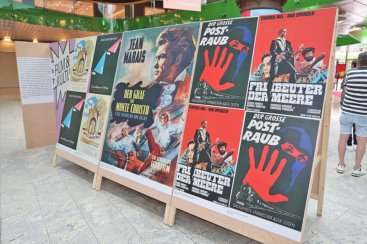 Bild 2_Plakatausstellung (c) Uwe Brandl Salzburg Cityguide